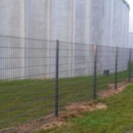 Umzäunung einer kompletten Biogasanlage mit Schiebetoren, Flügeltoren und Doppelstabmatte.(Gittermattenzaun)
Baustelle in Nord-Deutschland, nähe Hamburg
